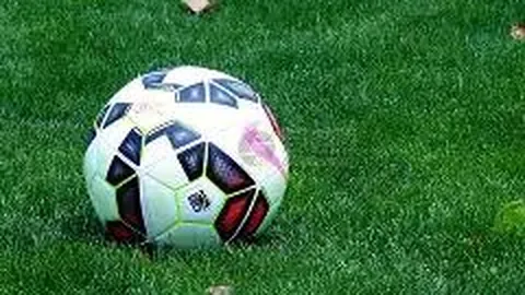 郭晶晶与霍启刚甜蜜牵手，观影笑颜灿烂，幸福氛围感染力十足